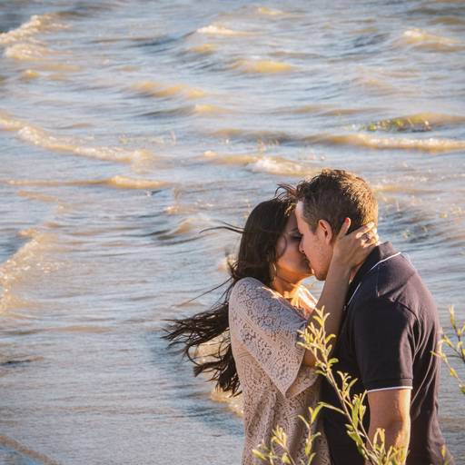 namorados-beijo-apaixonado-junto-ao-lago-castelo-branco