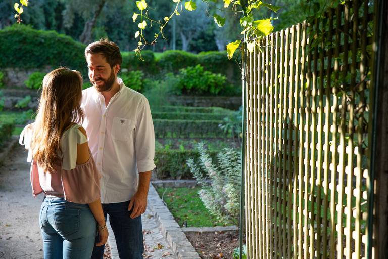 ana e antónio trocando olhares no jardim da quinta das lágrimas em coimbra