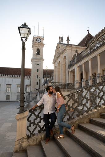 ana e antonio - beijo apaixonado no paço das escolas, com vista para a torre da universidade de coimbra