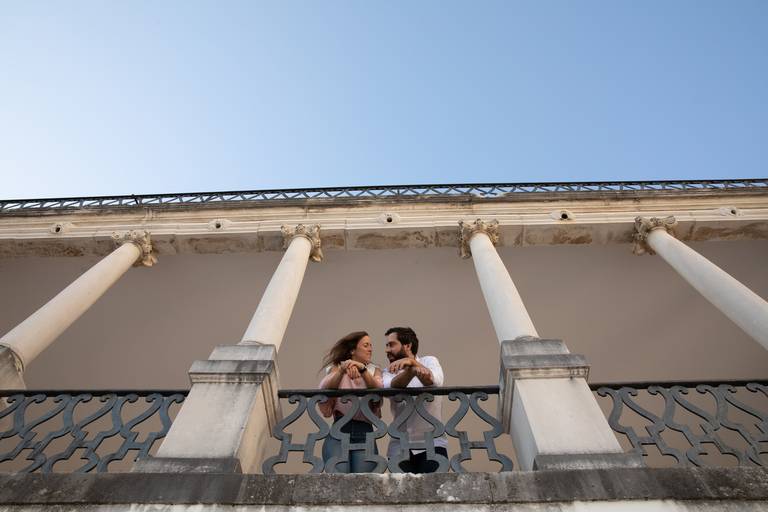 ana e antonio debruçados sob varnda no paço das escolas