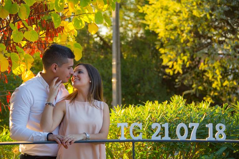 candida e telmo trocando olhares à esquerda e à direita as suas iniciais com a data do casamento