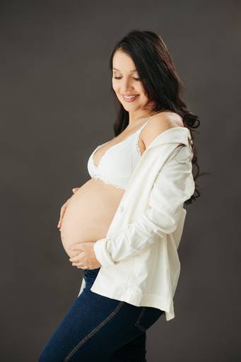 ensaio de gestante em estúdio