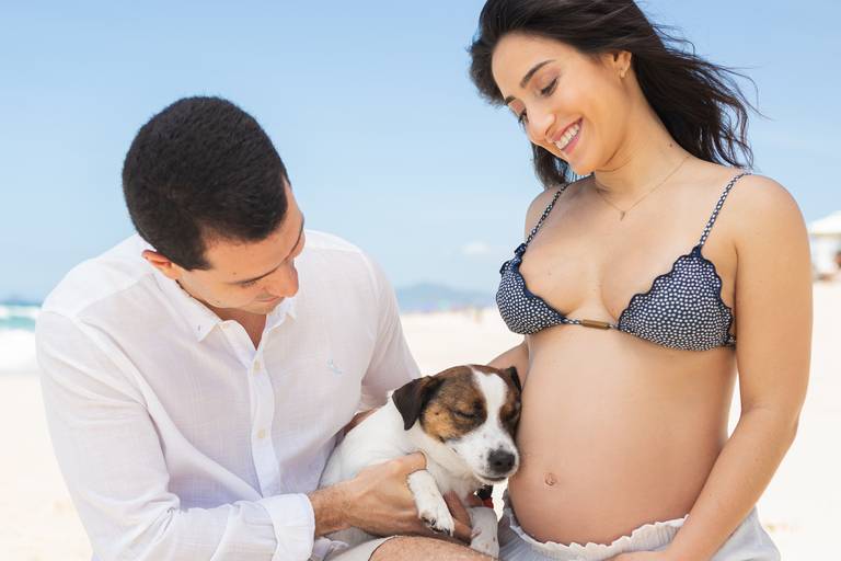 ensaio gestante com cachorro na praia