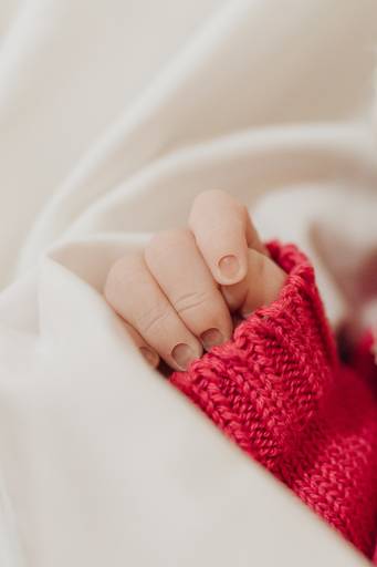 mão recém nascido