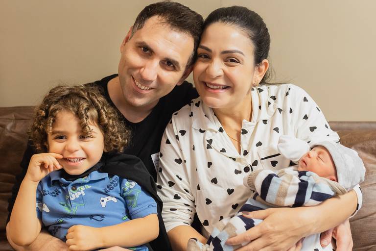 felicidade ao conhecer irmão