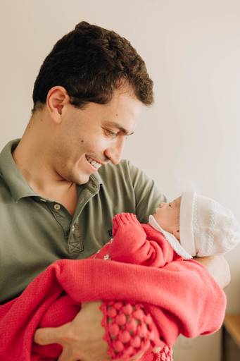 pai emocionado no parto