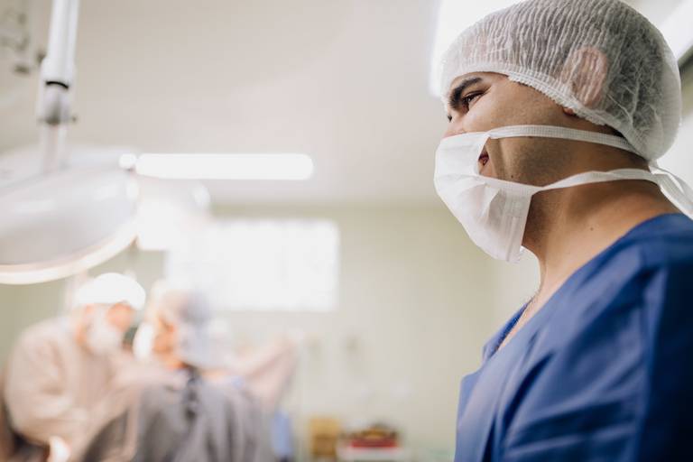 pai emocionado no parto