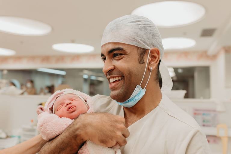 felicidade do pai ao ver o bebê