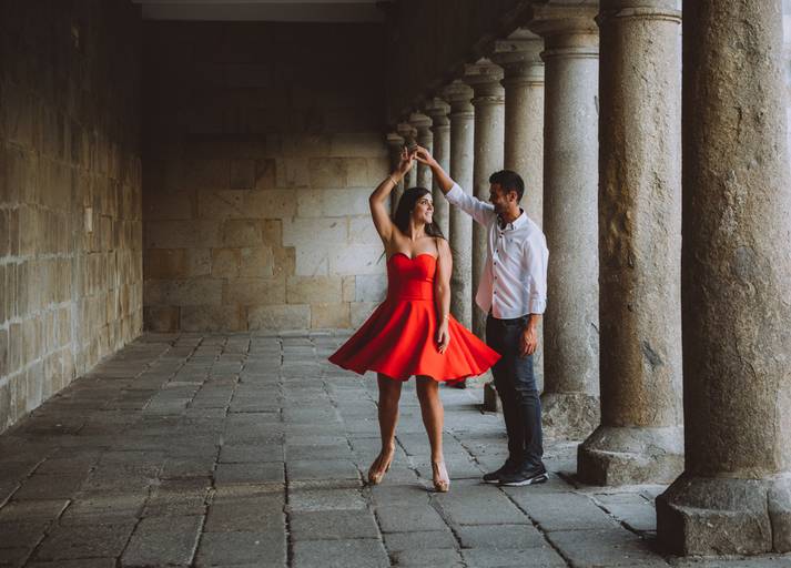 fotos-sessao-love-story-engagement-session-Barbara-Cristiano-fotografo-casamento-vila-verde-braga-portugal-foto-felicidade-cidade-urbana-noivos-movimento-jardim-flores-momentos-paisagens-incriveis-passeio-fotografias-2019