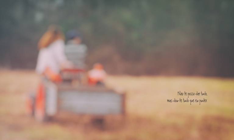 fotos-sessao-love-story-engagement-session-Luisa-Andre-fotografo-casamento-vila-verde-braga-portugal-foto-felicidade-campo-animais-noivos-piquenique-ponei-momentos-eternidade-passeio-bicicleta-trator-fotografias-2018