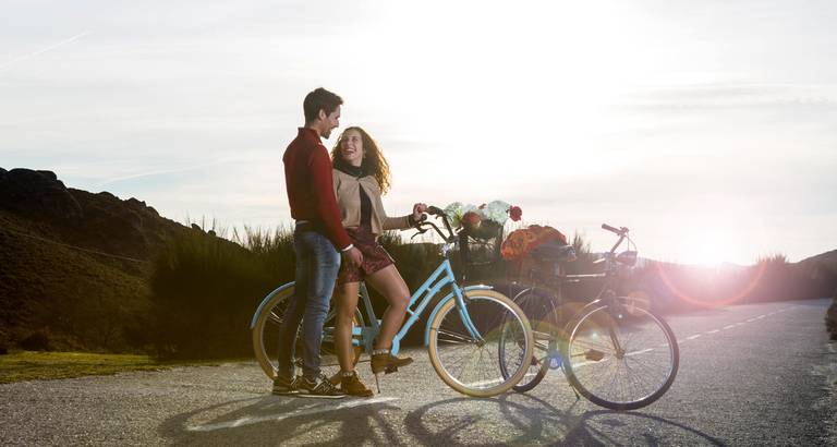 fotos-sessao-love-story-engagement-session-Luisa-Andre-fotografo-casamento-vila-verde-braga-portugal-foto-felicidade-campo-animais-noivos-piquenique-ponei-momentos-eternidade-passeio-bicicleta-trator-fotografias-2018