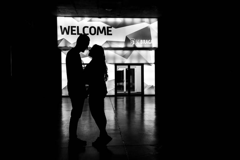 fotos-sessao-love-story-engagement-session-Soraia-Joao-fotografo-casamento-vila-verde-braga-portugal-foto-felicidade-campo-estadio-futebol-scb-vermelho-branco-paixao-noivos-momentos-eternidade-passeio-fotografias-2019