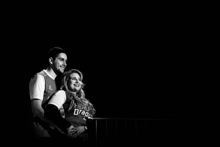 fotos-sessao-love-story-engagement-session-Soraia-Joao-fotografo-casamento-vila-verde-braga-portugal-foto-felicidade-campo-estadio-futebol-scb-vermelho-branco-paixao-noivos-momentos-eternidade-passeio-fotografias-2019