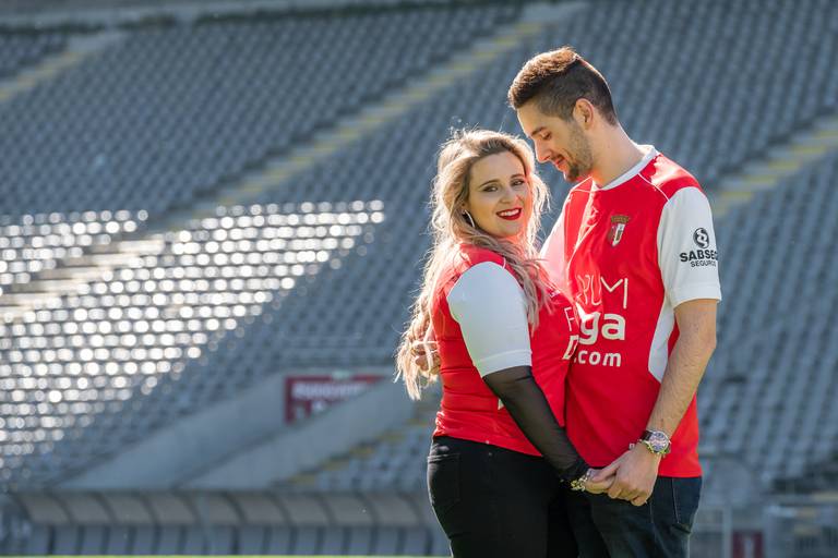 fotos-sessao-love-story-engagement-session-Soraia-Joao-fotografo-casamento-vila-verde-braga-portugal-foto-felicidade-campo-estadio-futebol-scb-vermelho-branco-paixao-noivos-momentos-eternidade-passeio-fotografias-2019