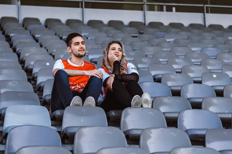 fotos-sessao-love-story-engagement-session-Soraia-Joao-fotografo-casamento-vila-verde-braga-portugal-foto-felicidade-campo-estadio-futebol-scb-vermelho-branco-paixao-noivos-momentos-eternidade-passeio-fotografias-2019