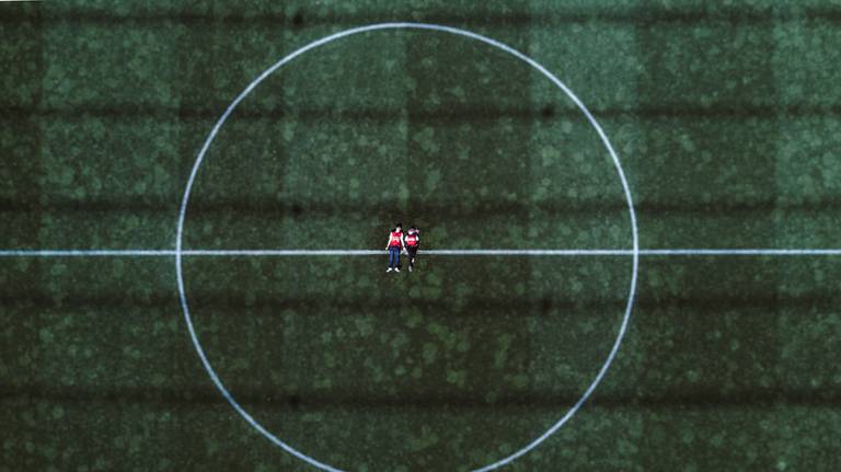 fotos-sessao-love-story-engagement-session-Soraia-Joao-fotografo-casamento-vila-verde-braga-portugal-foto-felicidade-campo-estadio-futebol-scb-vermelho-branco-paixao-noivos-momentos-eternidade-passeio-fotografias-2019