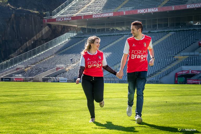 fotos-sessao-love-story-engagement-session-Soraia-Joao-fotografo-casamento-vila-verde-braga-portugal-foto-felicidade-campo-estadio-futebol-scb-vermelho-branco-paixao-noivos-momentos-eternidade-passeio-fotografias-2019
