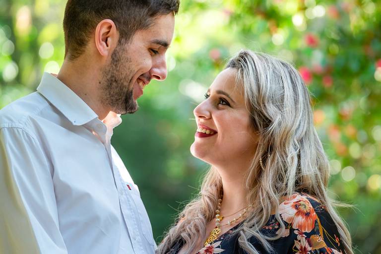 fotos-sessao-love-story-engagement-session-Soraia-Joao-fotografo-casamento-vila-verde-braga-portugal-foto-felicidade-campo-estadio-futebol-scb-vermelho-branco-paixao-noivos-momentos-eternidade-passeio-fotografias-2019