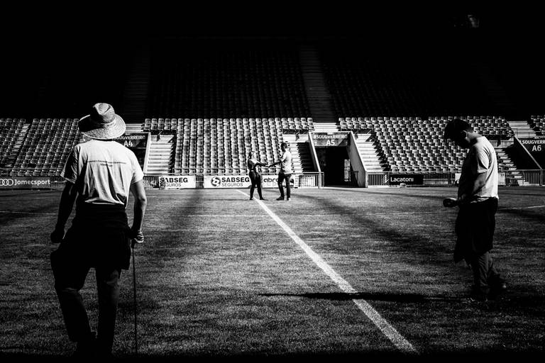 fotos-sessao-love-story-engagement-session-Soraia-Joao-fotografo-casamento-vila-verde-braga-portugal-foto-felicidade-campo-estadio-futebol-scb-vermelho-branco-paixao-noivos-momentos-eternidade-passeio-fotografias-2019