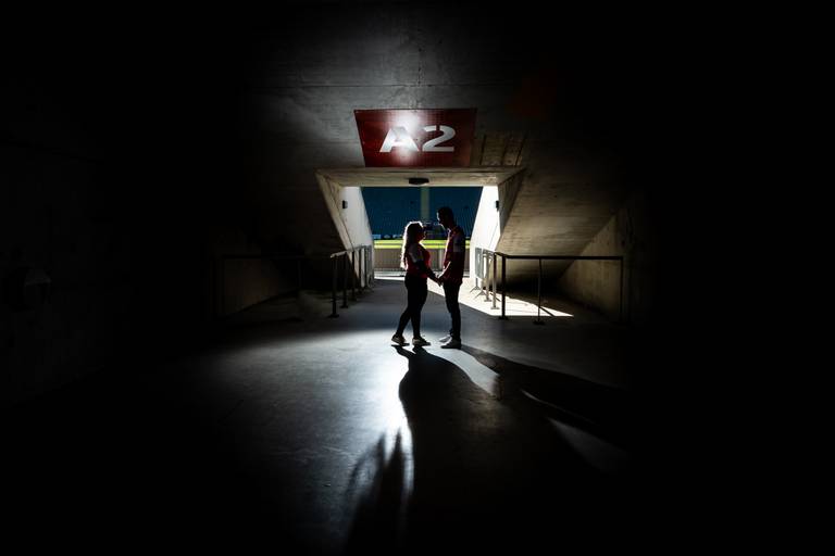 fotos-sessao-love-story-engagement-session-Soraia-Joao-fotografo-casamento-vila-verde-braga-portugal-foto-felicidade-campo-estadio-futebol-scb-vermelho-branco-paixao-noivos-momentos-eternidade-passeio-fotografias-2019