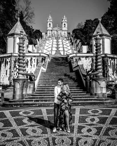 fotos-sessao-love-story-engagement-session-Soraia-Joao-fotografo-casamento-vila-verde-braga-portugal-foto-felicidade-campo-estadio-futebol-scb-vermelho-branco-paixao-noivos-momentos-eternidade-passeio-fotografias-2019