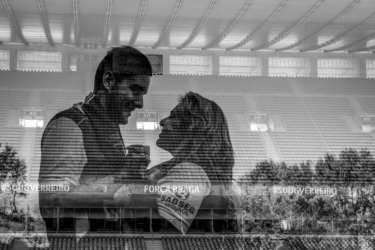 fotos-sessao-love-story-engagement-session-Soraia-Joao-fotografo-casamento-vila-verde-braga-portugal-foto-felicidade-campo-estadio-futebol-scb-vermelho-branco-paixao-noivos-momentos-eternidade-passeio-fotografias-2019