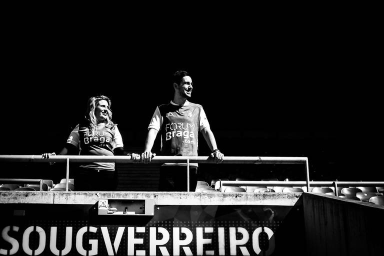 fotos-sessao-love-story-engagement-session-Soraia-Joao-fotografo-casamento-vila-verde-braga-portugal-foto-felicidade-campo-estadio-futebol-scb-vermelho-branco-paixao-noivos-momentos-eternidade-passeio-fotografias-2019