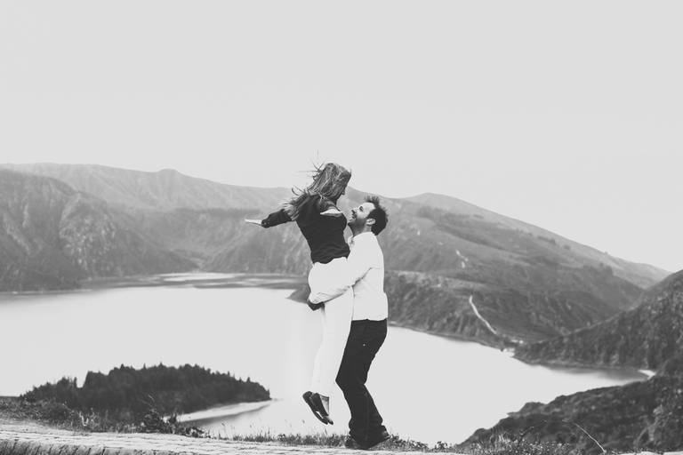 fotos-sessao-love-story-engagement-session-Mara-Carlos-fotografo-casamento-vila-verde-braga-ilha-açores-parque-lagoas-portugal-foto-felicidade-brincadeiras-noivos-mergulho-agua-natureza-rio-momentos-paisagens-incriveis-passeio-fotografias-2018