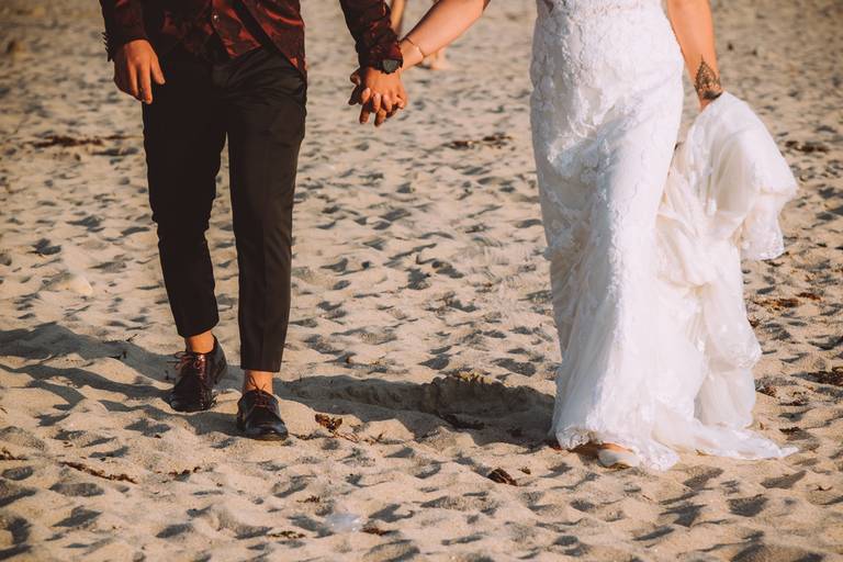 fotografias-sessao-trash-dress-love-dress-fotografo-pos-casamento-vestido-noiva-braga-portugal-foto-felicidade-praia-areia-mar-sunset-paisagens-incriveis-azul-moinho-vento-beijo-sol-fato-noivo-alianças-2019