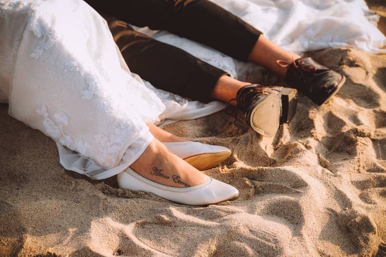 fotografias-sessao-trash-dress-love-dress-fotografo-pos-casamento-vestido-noiva-braga-portugal-foto-felicidade-praia-areia-mar-sunset-paisagens-incriveis-azul-moinho-vento-beijo-sol-fato-noivo-alianças-2019