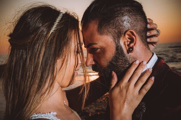 fotografias-sessao-trash-dress-love-dress-fotografo-pos-casamento-vestido-noiva-braga-portugal-foto-felicidade-praia-areia-mar-sunset-paisagens-incriveis-azul-moinho-vento-beijo-sol-fato-noivo-alianças-2019