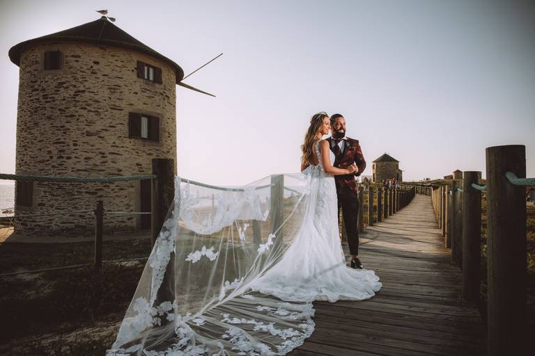 fotografias-sessao-trash-dress-love-dress-fotografo-pos-casamento-vestido-noiva-braga-portugal-foto-felicidade-praia-areia-mar-sunset-paisagens-incriveis-azul-moinho-vento-beijo-sol-fato-noivo-alianças-2019