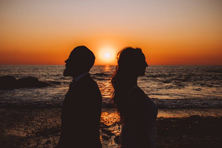 fotografias-sessao-trash-dress-love-dress-fotografo-pos-casamento-vestido-noiva-braga-portugal-foto-felicidade-praia-areia-mar-sunset-paisagens-incriveis-azul-moinho-vento-beijo-sol-fato-noivo-alianças-2019
