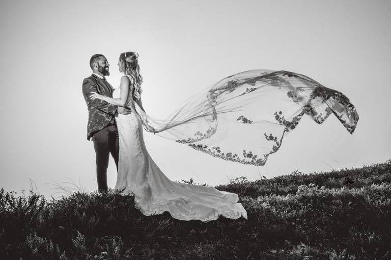 fotografias-sessao-trash-dress-love-dress-fotografo-pos-casamento-vestido-noiva-braga-portugal-foto-felicidade-praia-areia-mar-sunset-paisagens-incriveis-azul-moinho-vento-beijo-sol-fato-noivo-alianças-2019