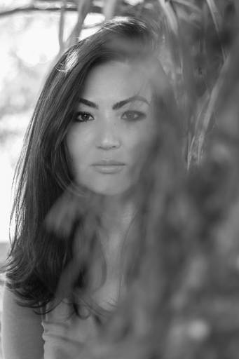 foto em preto e branco de rosto de mulher japonesa olhando séria para a câmera