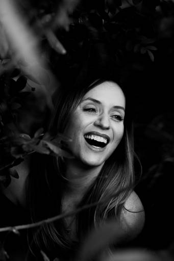 foto de mulher gargalhando em ensaio de fotos em Florianópolis