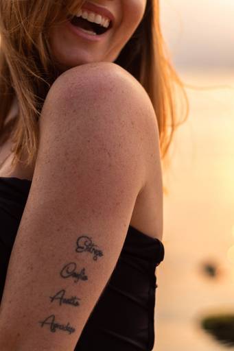 mulher em ensaio feminino na Beiramar em Florianópolis