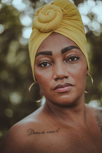 imagem de rosto de mulher negra com turbante amarelo