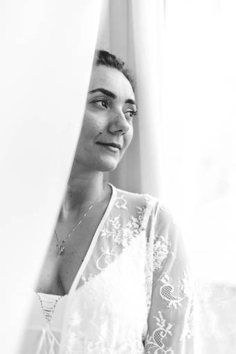 imagem em preto e branco de mulher olhando através do vidro