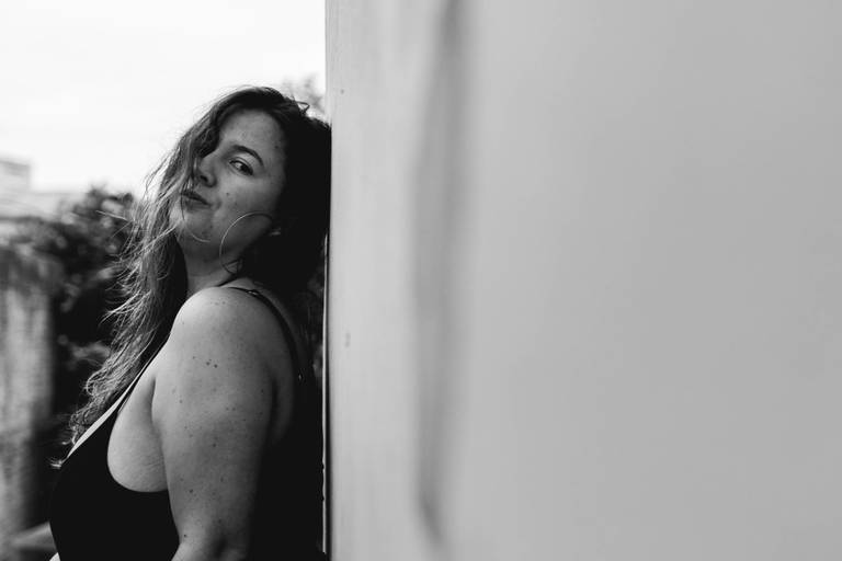 foto de mulher em preto e branco em um ensaio feminino em Florianópolis
