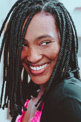 sorriso de mulher negra em sessão de fotos femininas internas 