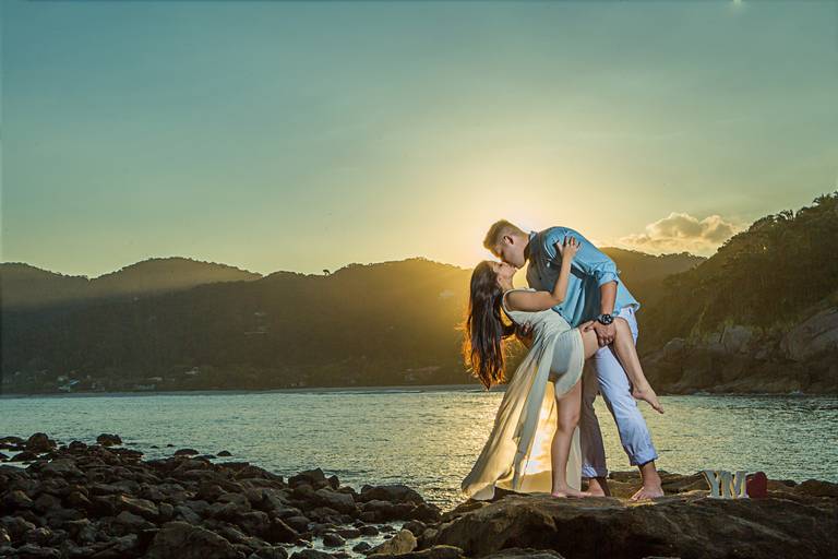 Fenix Arte Foto | Fotografia de Casal | Sessão de fotos | PRAIA#fenixartephoto #fenixartefoto #fotografodecasamento #prewedding #noivos