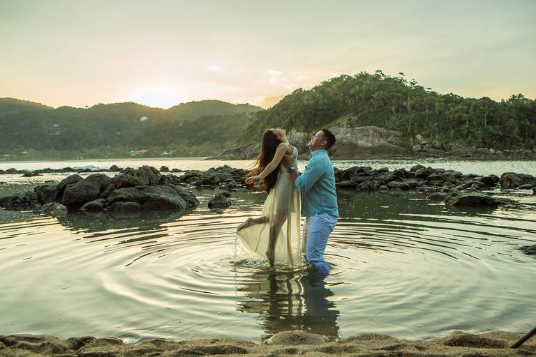 Fenix Arte Foto | Fotografia de Casal | Sessão de fotos | PRAIA#fenixartephoto #fenixartefoto #fotografodecasamento #prewedding #noivos