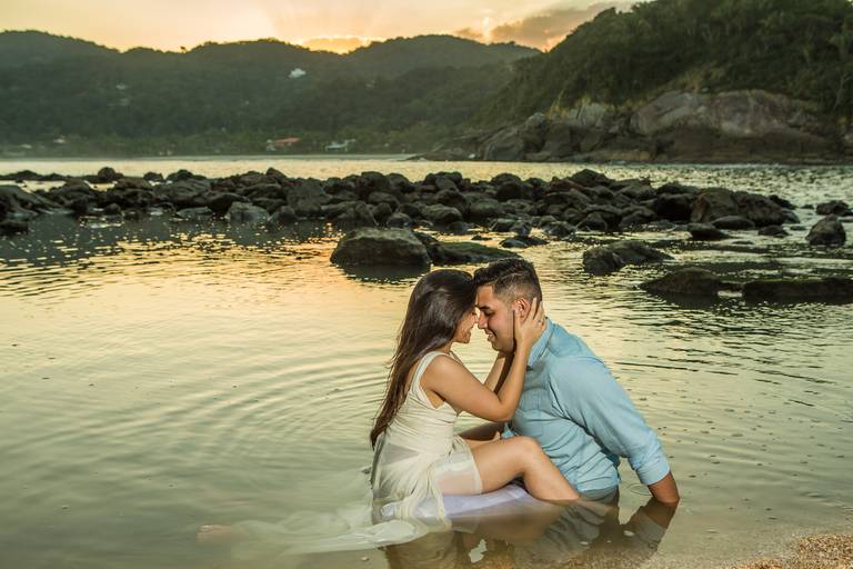 Fenix Arte Foto | Fotografia de Casal | Sessão de fotos | PRAIA#fenixartephoto #fenixartefoto #fotografodecasamento #prewedding #noivos