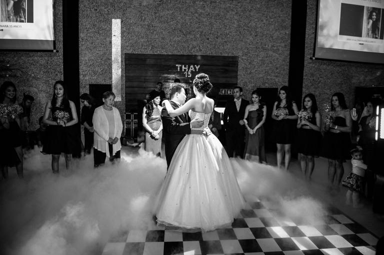 Fenix Arte Foto | Fotografia de Aniversário | Debutante | PRAIA#fenixartephoto #fenixartefoto #fotografodedebutante #festade15anos #meus15anos