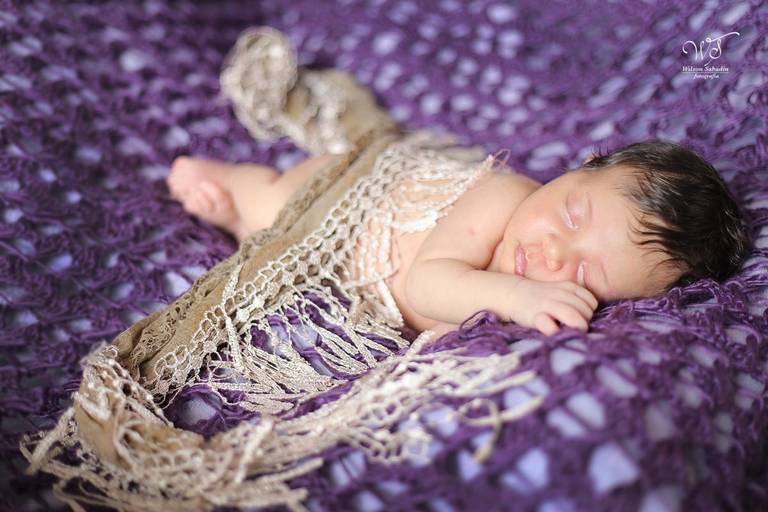 fotografia de newborn em Salvador Bahia, Manuela com 10 dias fazendo pose para as fotos