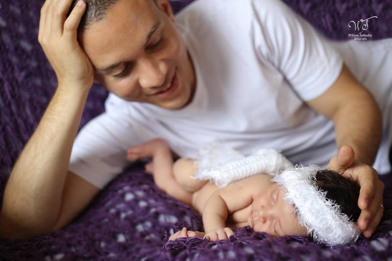 fotografia de newborn em Salvador Bahia, Manuela sob os cuidados do pai