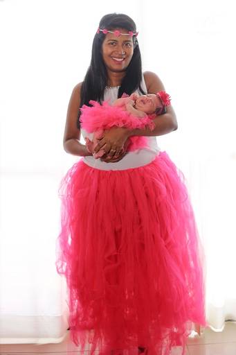 fotografia de newborn em Salvador Bahia, Manuela nos braços da mãe