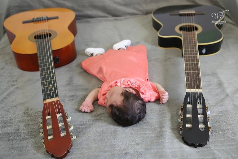 fotografia de newborn em Salvador Bahia, Manuela junto com os instrumentos musical dos pais
