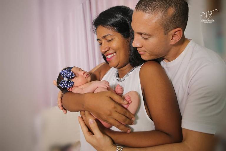 fotografia de newborn em Salvador Bahia, Manuela com os pais e laço azul